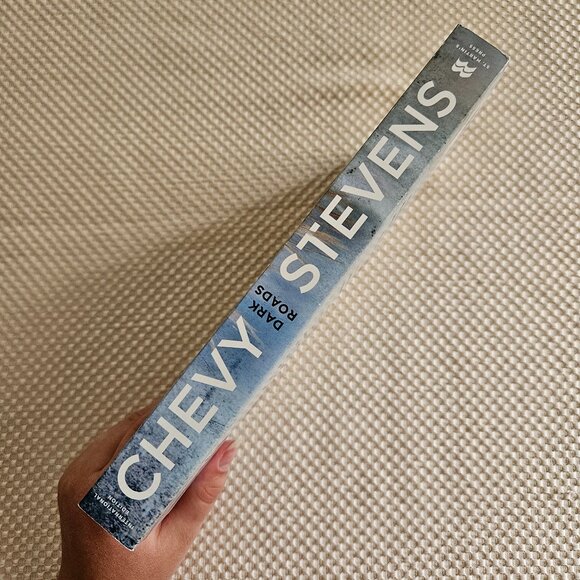4/$40 2021 - Dark Roads - Chevy Stevens - Paperback - Picture 4 of 8
